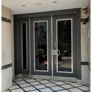 Dışarı açılan Apartman kapıları